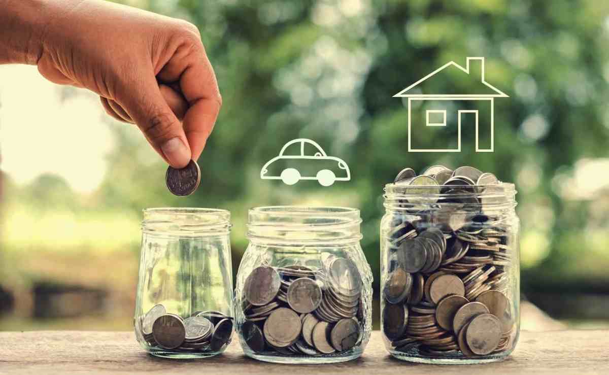 Vivimos en una sociedad de consumo en la que nos formamos para trabajar, cobrar dinero por nuestro trabajo, ya sea un salario o como ingresos de actividad, y finalmente utilizarlo para consumir bienes y servicios. A medida que vamos creciendo y ampliando la familia los gastos se disparan y si no tenemos una buena planificación presupuestaria de ingresos y gastos es posible que acabemos desperdiciando cantidades de dinero que podemos ahorrar para necesidades futuras o dedicarlas para otras cosas más importantes. Hay muchas razones para crear y mantener un presupuesto familiar pero aquí os vamos a exponer las que consideramos más importantes. A continuación vamos a dar 7 buenas razones por las que es necesario mantener un presupuesto familiar. Pero antes debemos entrar en la cuestión del conocimiento que debemos tener de nuestras cuentas. Cuestión previa del conocimiento de nuestra economía Cuando se es joven y sin compromisos, quizá sea fácil tener una idea del dinero que hay y en qué se gasta. El hecho de tener pocos gastos o ninguno por conceptos de manutención al vivir en el domicilio de los padres simplifica todo el gasto a cuestiones de ocio, como cine, bares, ropa, conciertos y viajes. No nos llevará mucho trabajo saber en qué se gasta el dinero y tener siempre en mente localizados estos gastos. Sin embargo, la vida familiar complica la ecuación. Ya no solo hay que pensar en una sola persona sino en un grupo y sus necesidades tanto individuales como grupales. Si queremos llevar una buena planificación económica lo principal es conocer ingresos, necesidades y gastos. Para ello deberemos apuntar en un papel lo que entra y lo que se gasta para que, a partir de estos datos poder elaborar el presupuesto familiar. 1. Llevanza de contabilidad Entrando de lleno en el primer motivo de establecer un presupuesto familiar es que no es simplemente apuntar los inputs y los outputs, sino que va mucho más allá. Gracias al presupuesto contamos con un soporte documental en el que podemos observar cuánto se gasta y en qué se gasta. No gastaremos sin control sino que cada partida de gasto tiene asignado una determinada cantidad de dinero. Hay que distinguir en el presupuesto los gastos fijos sobre los cuales, en principio, no podemos influir. Nos referimos a los gastos que se producen mensualmente y que no varían a corto plazo, por ejemplo: Cuota de la hipoteca. Factura plana de la compañía telefónica con la fibra óptica y la conexión a internet. El pago de la letra del coche. Luego están los variables como luz, calefacción, ropa, la cesta de la compra, gasolina, viajes y escapadas, suscripciones a revistas o plataformas, etc. 2. Observar la evolución El presupuesto familiar nos permite observar la evolución del mismo. No sólo se trata de distribuir los ingresos para los gastos sino también de verificar si la evolución de las partidas presupuestarias. Algunas puede que se queden cortas y otras estarán sobreestimadas. Por ello hay que ajustar más distintas partidas. Esto lo podemos hacer a través de observar la evolución de gastos durante un periodo determinado, comparando las cifras de gasto por periodos mensuales, semestrales o anuales. La comparativa nos ayudará a ver qué aspectos sufren más variaciones a lo largo del tiempo. También podremos identificar gastos estacionales como por ejemplo los que se originan como consecuencia de la vuelta al cole (libros, ropa, etc). 3. Analizar los gastos familiares El presupuesto familiar nos sirve para analizar los gastos. Podemos adoptar un enfoque expansivo cuando los ingresos así lo permiten o se han obtenido ingresos extraordinarios, o bien afrontar los recortes necesarios en época de vacas flacas lo que nos lleva a la siguiente razón importante para mantener un presupuesto familiar que es enfrentar la reducción del despilfarro, verificando por donde flaquea nuestra economía distinguiendo lo importante de lo ocioso. 4. Reducir el despilfarro Del análisis anterior en la mayor parte de los casos podemos encontrar un montón de gastos superfluos, de capricho o en cosas que ya tenemos o que nos gastamos demasiado dinero en cosas que podríamos moderar. Identificar estos gastos y reducir su asignación contribuye a una mejor distribución de los recursos. Lógicamente no podemos comer fuera todos los días o estar constantemente yendo al teatro. A todos nos gustaría poder hacerlo pero desgraciadamente la economía de muchas familias no lo permite. Otro tanto sucede con la ropa de ciertas marcas que son muy caras. Podemos reducir este gasto con ropa de firmas más económicas. 5. Aumentar el ahorro para crear un fondo de emergencia El fondo de emergencia es algo que debería existir en toda economía, ya sea doméstica, mercantil o de una administración. El fondo de emergencia es una caja o un depósito de dinero apartado para hacer frente a gastos extraordinarios que quizá no podamos afrontar de otra manera. Se trata de apartar de nuestros ahorros pequeñas cantidades de forma periódica para reunir un puñado de euros en ese depósito para cuando realmente haga falta: Un gasto médico inesperado como el pago a un dentista, un regalo de boda, preparar una comunión, una reparación del vehículo que usamos para ir a trabajar, son algunos ejemplos. 6. Adoptar decisiones acertadas de endeudamiento Una importante razón de ser del presupuesto es medir nuestra capacidad económica. Si vamos a acometer un endeudamiento sabremos de antemano el margen de maniobra con el que contamos para afrontar las cuotas mensuales de la financiación que nos den. Podemos planificar y establecer estimaciones acerca de cómo podemos pagar los préstamos que nos concedan. De este modo nos apartamos del hábito del sobreendeudamiento en el al final no solo no podremos devolver el capital sino que nos costará pagar los intereses. Esta situación puede generar un efecto de bola de nieve que nos puede llevar a la bancarrota. 7. Mejora el buen ambiente familiar Un presupuesto familiar no es la fórmula del éxito económico pero si es una forma de tener ordenada la economía familiar. Es un soporte adecuado para conocer en qué se puede ahorrar y en qué se puede invertir. En casos de dificultades nos daremos cuenta con antelación de las mismas y podremos reaccionar a tiempo. El presupuesto familiar hay que consensuarlo con el cónyuge y si hay miembros con uso de razón también deberían conocer algunos aspectos del mismo que les pudieran afectar directamente. Si pensamos que pueden poner reparos injustificados o caprichosos es conveniente preparar poco a poco el terreno para que encajen mejor y se mentalicen de las restricciones de gasto que haya que efectuar (por ejemplo, dar menos propina a los hijos). El conocimiento y la comunicación es fundamental para evitar o reducir discrepancias y discusiones sobre determinadas partidas de gasto que han de suprimirse o restringirse. Con mayor control y teniendo la familia de nuestra parte será más fácil ejecutar el presupuesto y facilitaremos un ambiente de cohesión y unidad sobrellevando mejor los momentos de aprietos económicos. A veces puede que aún a pesar de tener todo presupuestado necesitemos dinero de forma urgente. Dinero rápido para atender una determinada necesidad que no puede esperar. En estos casos podemos acudir a Moneyman, el dinero rápido más fácil de conseguir gracias a su aplicación para móviles o su sitio web. En pocos minutos estará cursada la solicitud y en poco tiempo el dinero estará disponible en la cuenta. Rápido y sin esperas, en un proceso completamente online, puede disponerse de hasta 300 euros, sin comisiones y sin intereses durante un mes.
