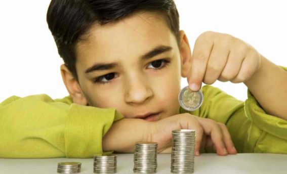 Niños y dinero: los básicos para una buena educación financiera de padres a hijos